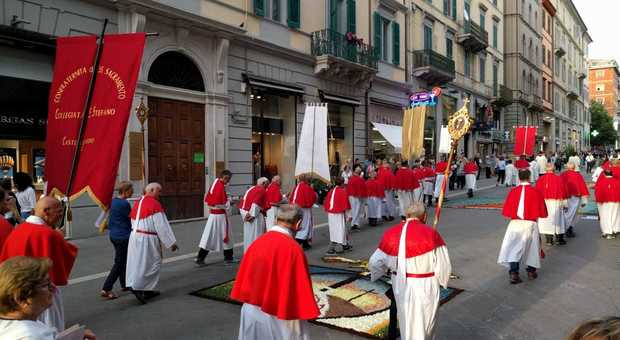 Ancona, festa del Corpus Domini Infiorate e processione per il corso