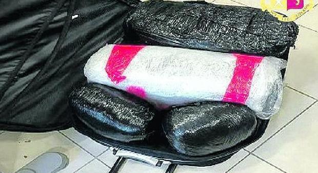 Corrieri della droga sui bus, arrestata un'altra nigeriana con 15 chili