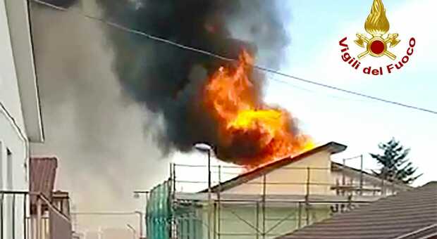 Paura a Vallata, in fiamme il tetto di una casa in ristrutturazione