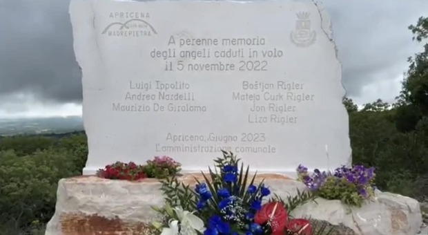 La lapide scoperta questa mattina ad Apricena in ricordo delle vittime dell'incidente in elicottero