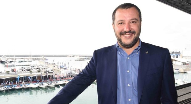 Salvini ammette: «Napoli da scudetto». E poi canta «Un giorno all'improvviso»
