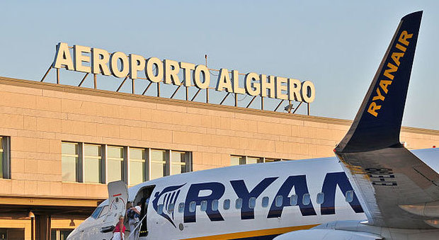 Ryanair lascia Alghero, la base non riaprirà in primavera: incubo per 35 lavoratori