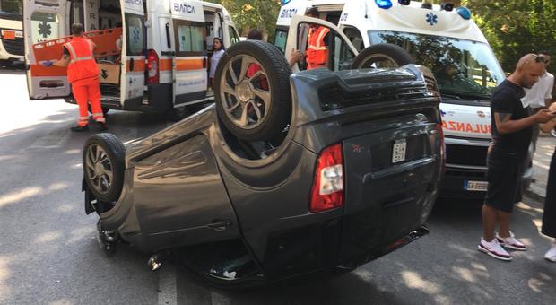 Incidente in pieno centro a Latina, mini auto si ribalta: feriti due ragazzi
