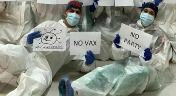 La risposta di medici e infermieri agli attacchi no vax: una foto simbolo con dei cartelli