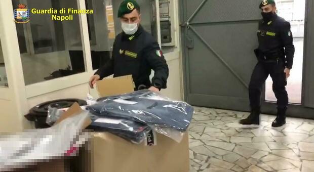 Sequestrati 5.000 capi contraffatti in un noto outlet del Napoletano: denunciato il titolare