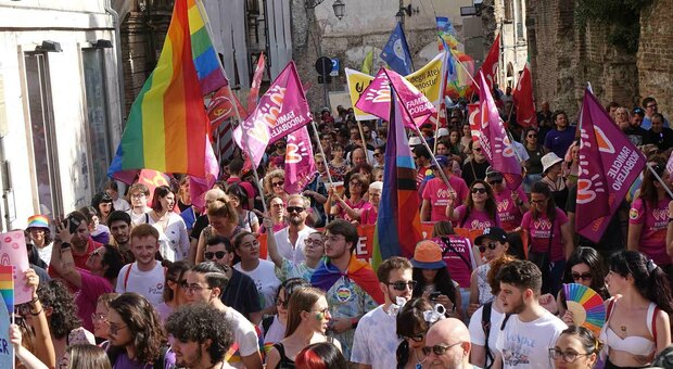 Figli di coppie gay, la ministra Roccella risponde ai sindaci: «C'è già una sentenza della Cassazione, no al confronto»