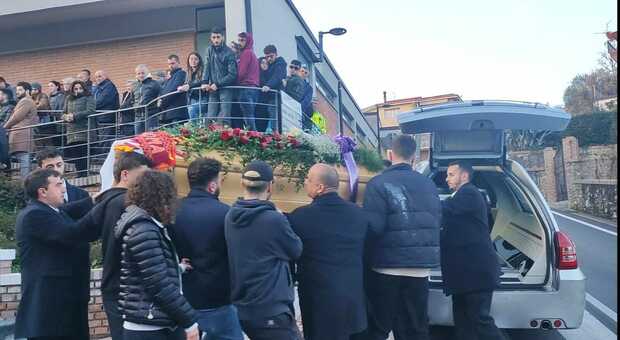 Un momento del funerale del 25enne Rafael ieri a Moio della Civitella