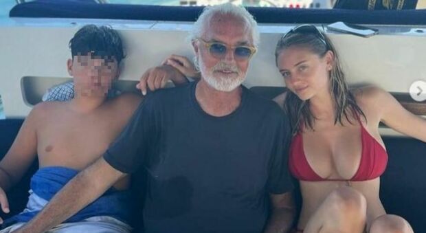 Flavio Briatore in vacanza con i due figli: Nathan e Leni Klum, le foto con gli amici