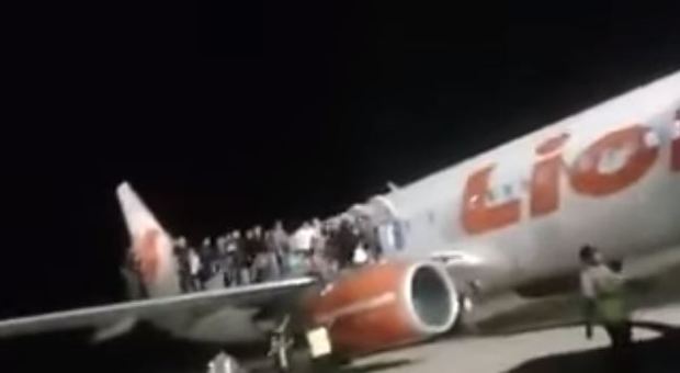Indonesia, «C'è una bomba sull'aereo», i passeggeri terrorizzati si lanciano dalle ali Video