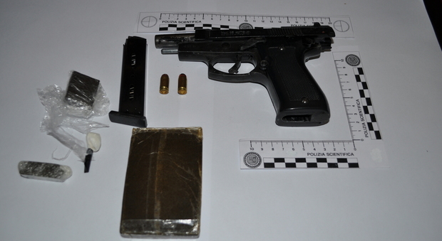 Hashish, cocaina e una pistola: spacciatore arrestato a Olevano