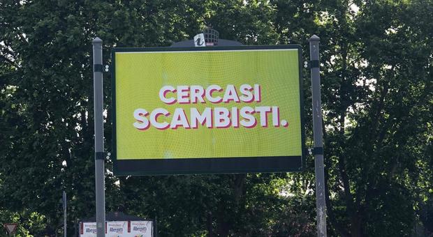 «Cercasi scambisti», i misteriosi cartelli apparsi a Roma fanno impazzire il web