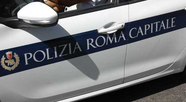 Roma, autobus sbalza motociclista fuori strada e fugge via: autista identificata e sospesa