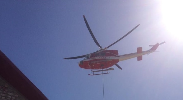 Rieti, l'elicottero Drago del vigili del fuoco calamita la curiosità dei turisti in vetta al Terminillo. Foto