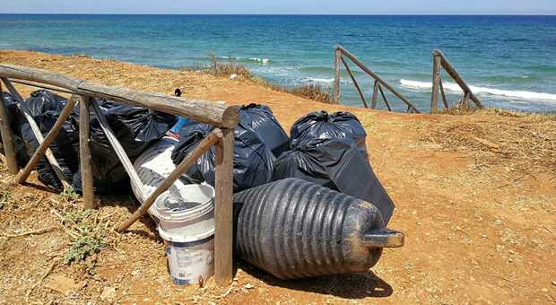 Spiaggia colma di rifiuti: bagnanti-volontari la ripuliscono