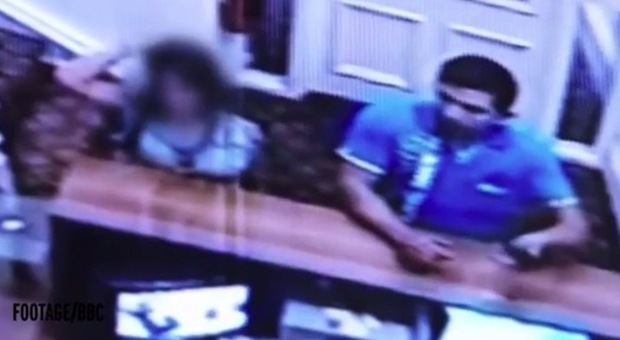 Violentano una 13enne in albergo: ripresi gli attimi che precedono lo stupro