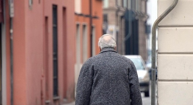 Polizia arresta due coppie che ogni mese aggredivano un anziano per sottrargli la pensione
