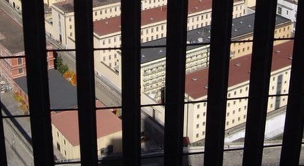 Cinque agenti penitenziari aggrediti da detenuto in carcere a Napoli