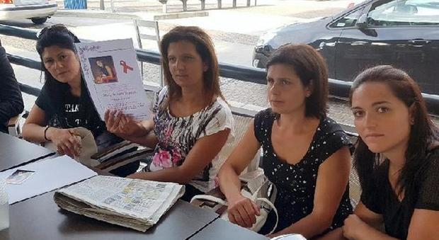 Le sorelle alla veglia per Mariarca: «Non deve più uscire dal carcere»