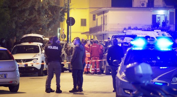 Napoli, agguato di camorra tra la folla: uomo ferito da colpi di pistola