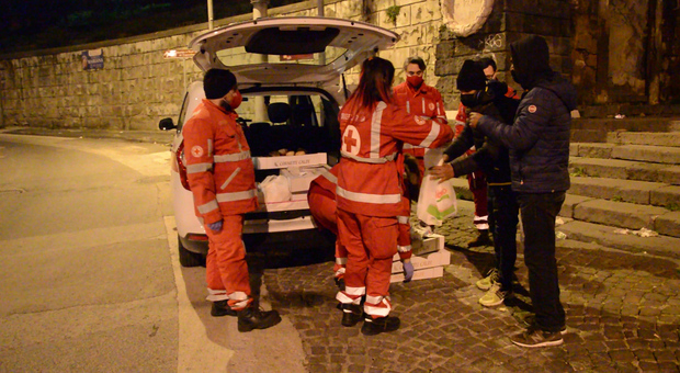 Napoli, la Croce Rossa ai tempi del Covid: «Aumentati gli italiani in strada»
