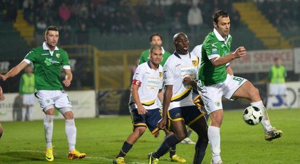 Pochi steward al derby con la Juve Stabia: dalla Questura multa di 33mila euro all'Avellino
