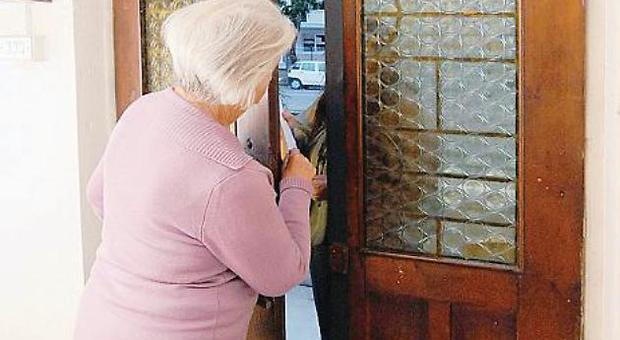 Pesaro, truffa del falso incidente: sfila 2mila euro alla nonnina 90enne