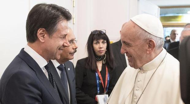 Papa Francesco: basta insultare i politici e chi è al governo bisogna pregare per loro