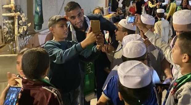 Ghoulam tra i bambini algerini: «Ma il più felice di tutti sono io»