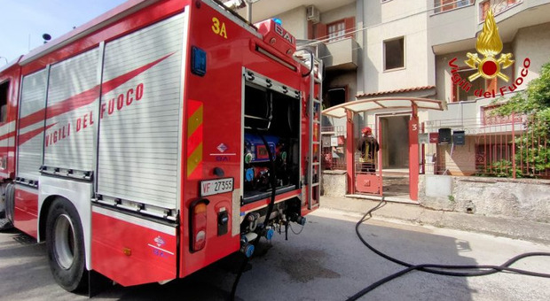 Incendio a Sant'Arpino, in fiamme cucina appartamento primo piano
