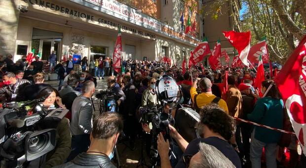 Cgil, dopo l'assalto il sindacato apre tutte le sedi. Sabato manifestazione a Roma
