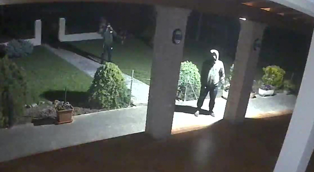 Notte da incubo nella villa: vedono i ladri sulle telecamere di sicurezza, cosa succede dopo