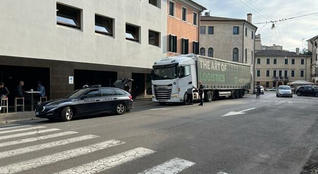 Il Tir in Borgo Cavour bloccato dalla polizia locale