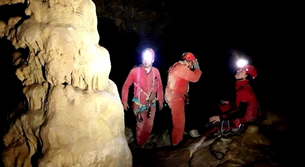 Foligno, scoperta a Pale una gola mai esplorata E' lunga più di 100 metri, ci sono stalagmiti enormi