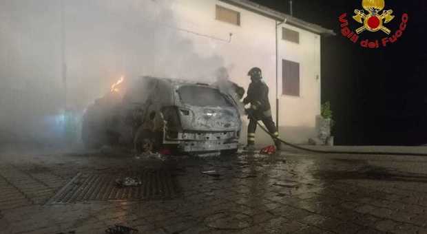 A fuoco un'auto nel centro di Solofra, paura nella notte