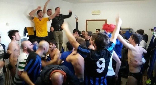I giocatori del Miciulli Senigallia dopo la vittoria ad Arcevia che ha sancito il balzo in Promozione