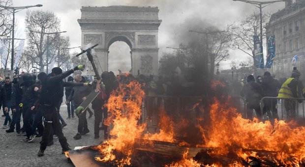 Gilet gialli, Macron vorrebbe vietare gli Champs-Elysees