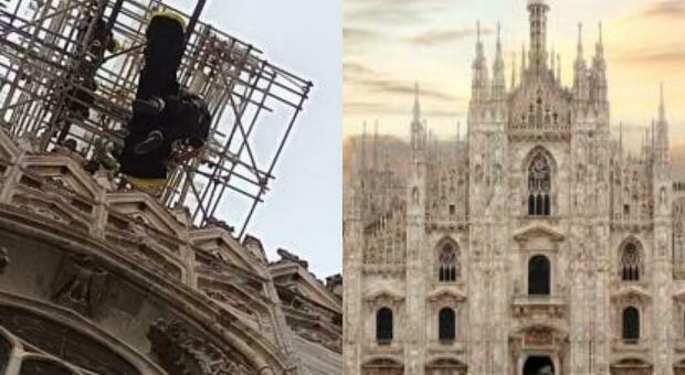 Milano, turista cade e si rompe la caviglia sul Duomo: i pompieri la calano da 70 metri