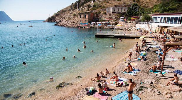 Crimea, la guerra non ferma il turismo russo: spiagge invase dai vacanzieri. Gli esperti: «Abituati al conflitto e influenzati dai media russi»