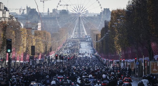 Parigi, folla di fan agli Champs-Elysées per l'ultimo omaggio a Johnny Hallyday
