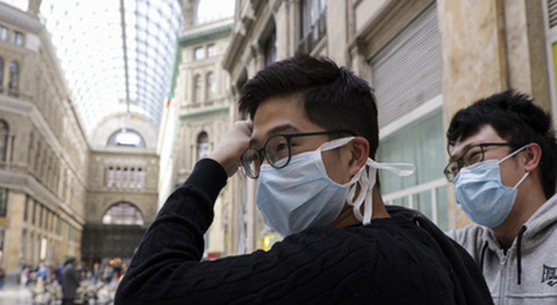 Coronavirus a Napoli, comunità cinese dona a de Magistris 3mila mascherine