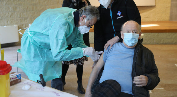 SECONDE DOSI Un anziano si sottopone alla vaccinazione anti Covid