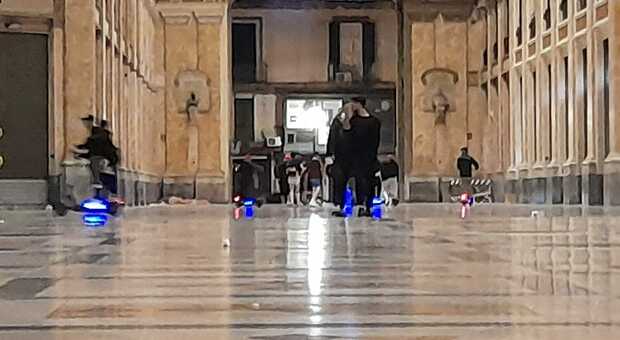 Napoli, baby gang scatenate in Galleria: «E la vigilanza non c'è ancora»