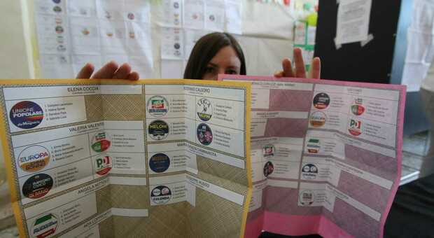 Elezioni 2022, 859 seggi costituiti a Napoli: ne mancano 25 allarme per i voti dall'estero