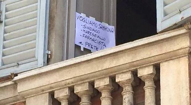 Offida, "Vogliamo Sabrina sindaco" Il cartello per la Ferilli diventa virale