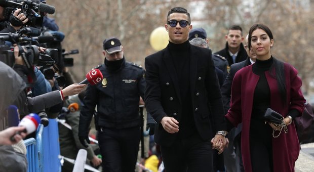 Cristiano Ronaldo patteggia con il fisco spagnolo: multa da 18 milioni. E lui commenta: «Tutto perfetto» Foto