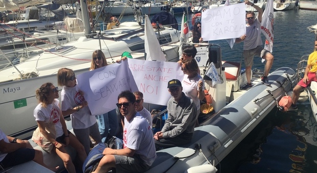«Napoli capitale dell'accoglienza», de Magistris guida la flotilla per i migranti