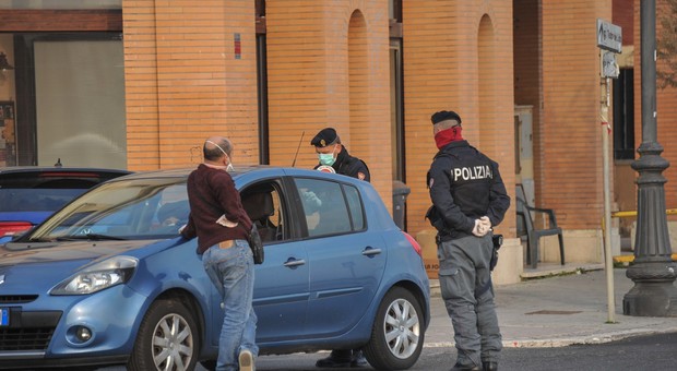 Controlli della polizia a Ostia (foto MINO IPPOLITI)