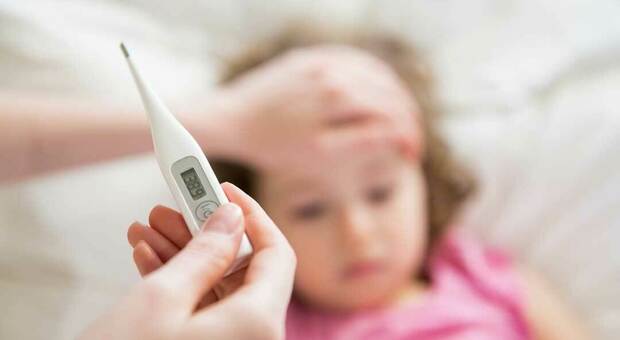 Influenza, scatta l'allarme dei pediatri: «Boom di casi tra i bimbi il picco previsto a Natale»