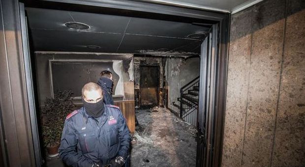 Paura a Roma, fiamme in un palazzo: evacuato