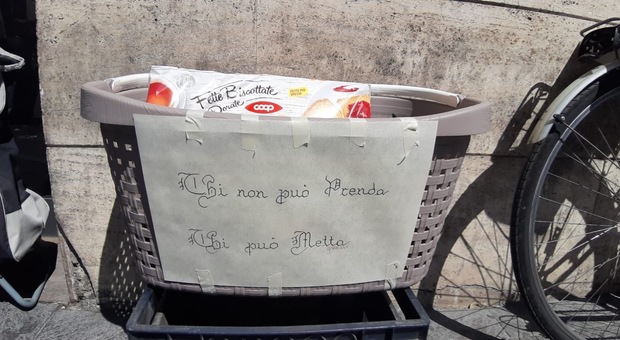 "Chi può metta e chi non può prenda" Una cesta solidale in Corso Tacito